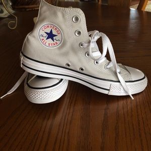 Light gray high top converse shoes
